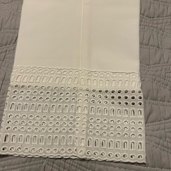 ANN TAYLOR WHITE PANTS WITH DETAIL SIZE 6. - Picture 4 of 14